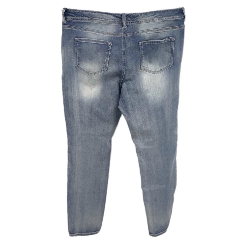 Maurices 20R Light Wash Tapered Leg Jeans - Picture 2 of 4